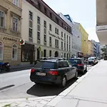 Modern Apartment At Rathaus