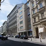 Modern Apartment At Rathaus