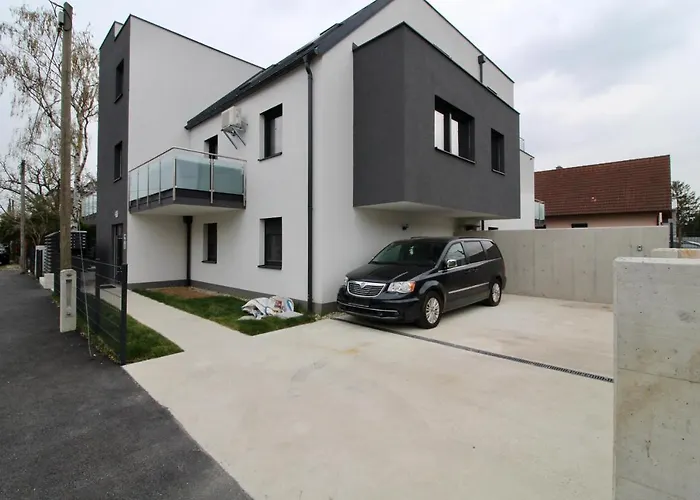 Modern Balcony Apartment With Free Parking