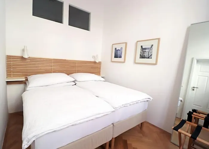 Center Apt In Best Area Near Park & Danube 20\'To Airport