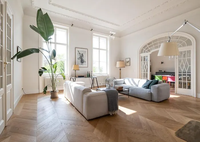 2-Bedroom Apartment With Private Library