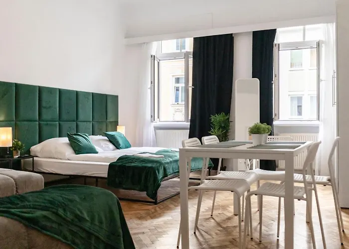 Peaceful 2 Bedroom Apt With Backyard In Prime Location
