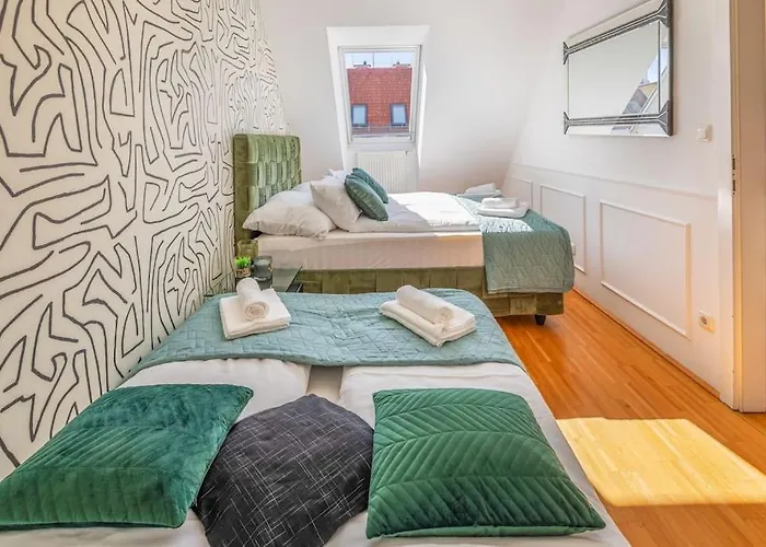 2 Seperate Full Apartments / 5 Bedroom / Rooftop /