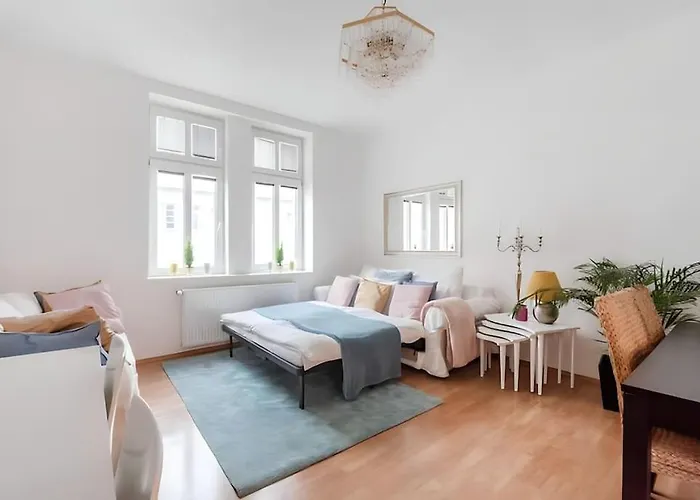 Next To Shopping Street And Subway Station, Few Minutes To Stephansplatz
