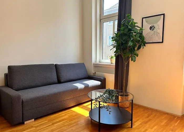 90 M2 Spacious Apartment With Free Parking