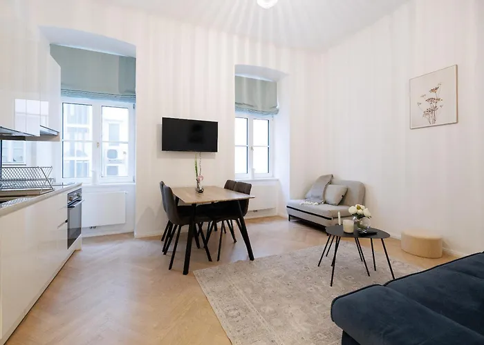 Stylish 1-Bedroom 2-Bath By Canal Minutes From Historic Centre
