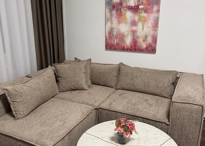 New! Apartment Centrally Located 5