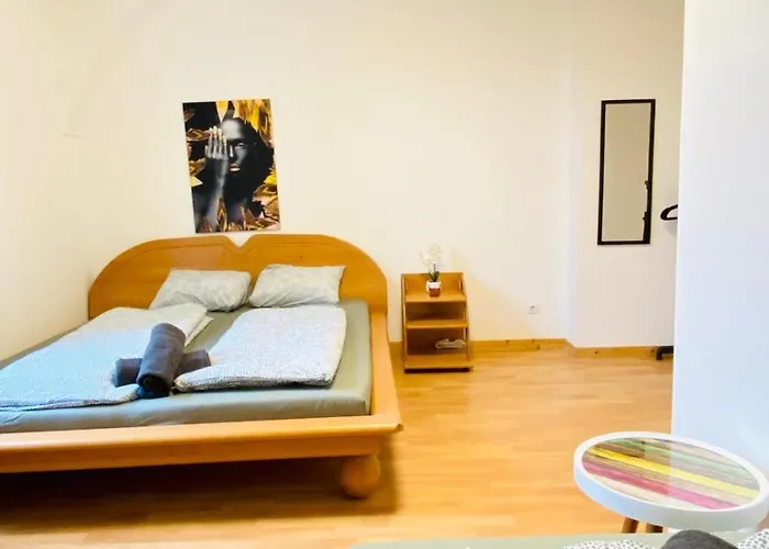 Bright & Spacious 3Br Apt With Direct City Access