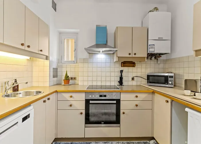 Central 4-Br-Apartment For Up To 12 People