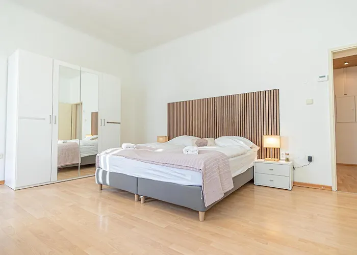 Desirable 2Br - Prime Vienna Location, Ideal For Long Stays