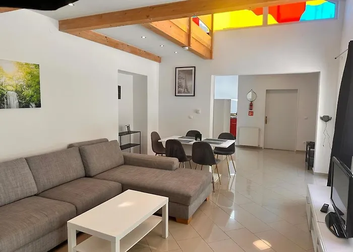 Full Premium City Villa - 2 Bedrooms For 5 People - Near Metro