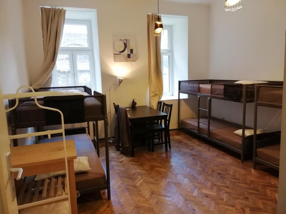 Max Out Albergue Viena
