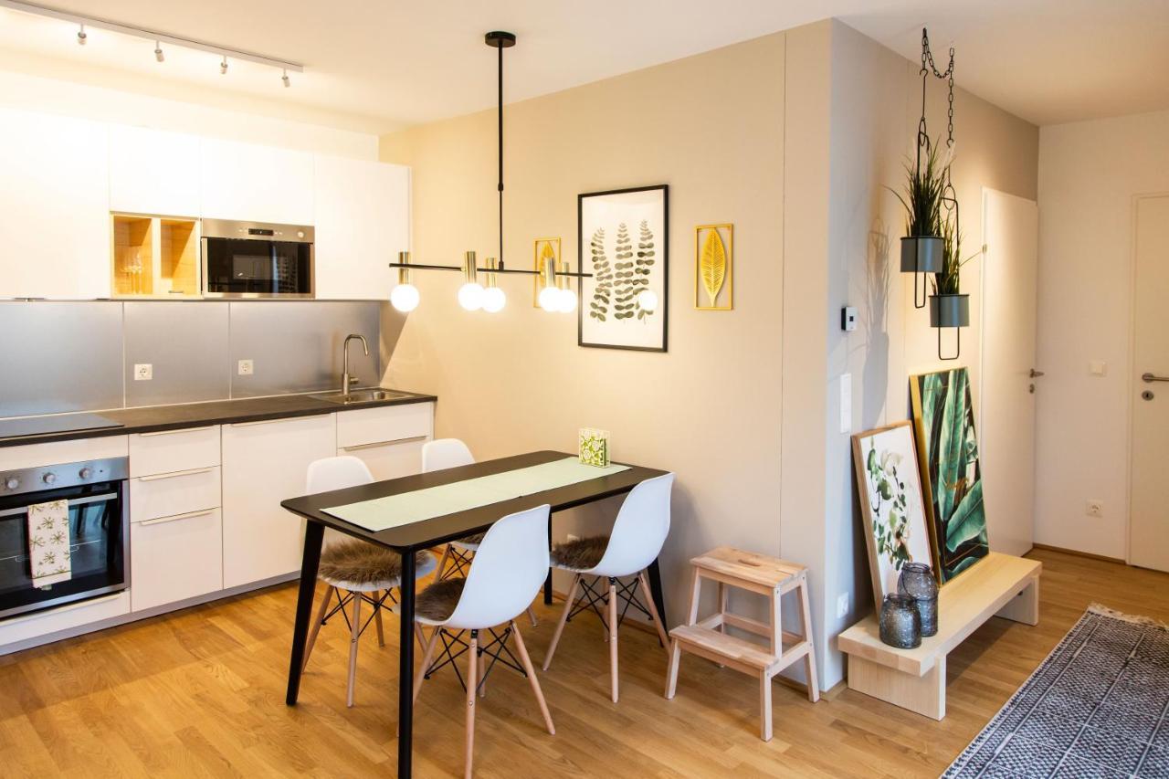 & Cozy - 15 Min To Center Apartment