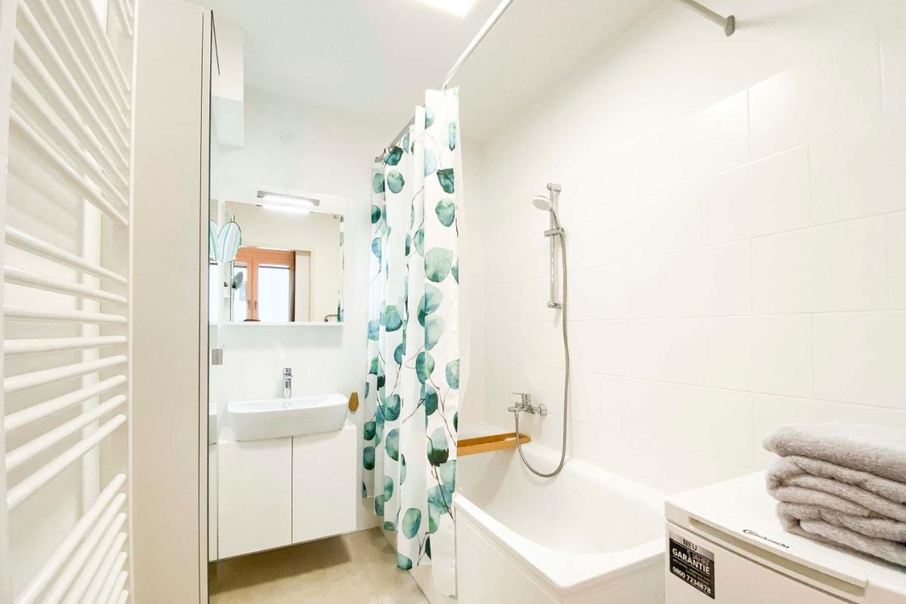 & Cozy - 15 Min To Center Apartment