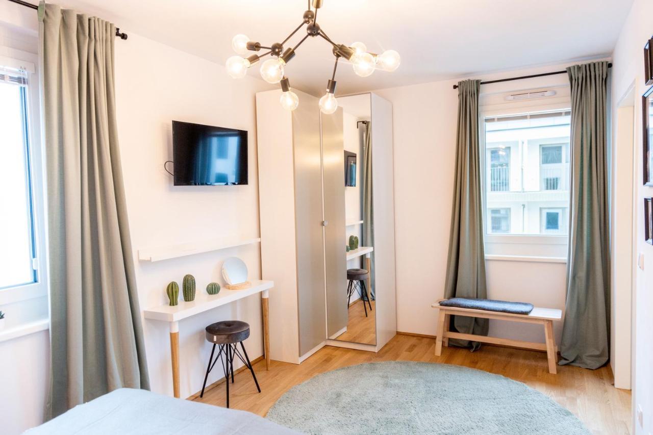 & Cozy - 15 Min To Center Apartment