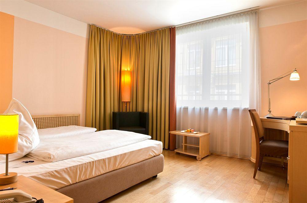 Max Brown 7th District, Part Of Sircle Collection 4* Vienna