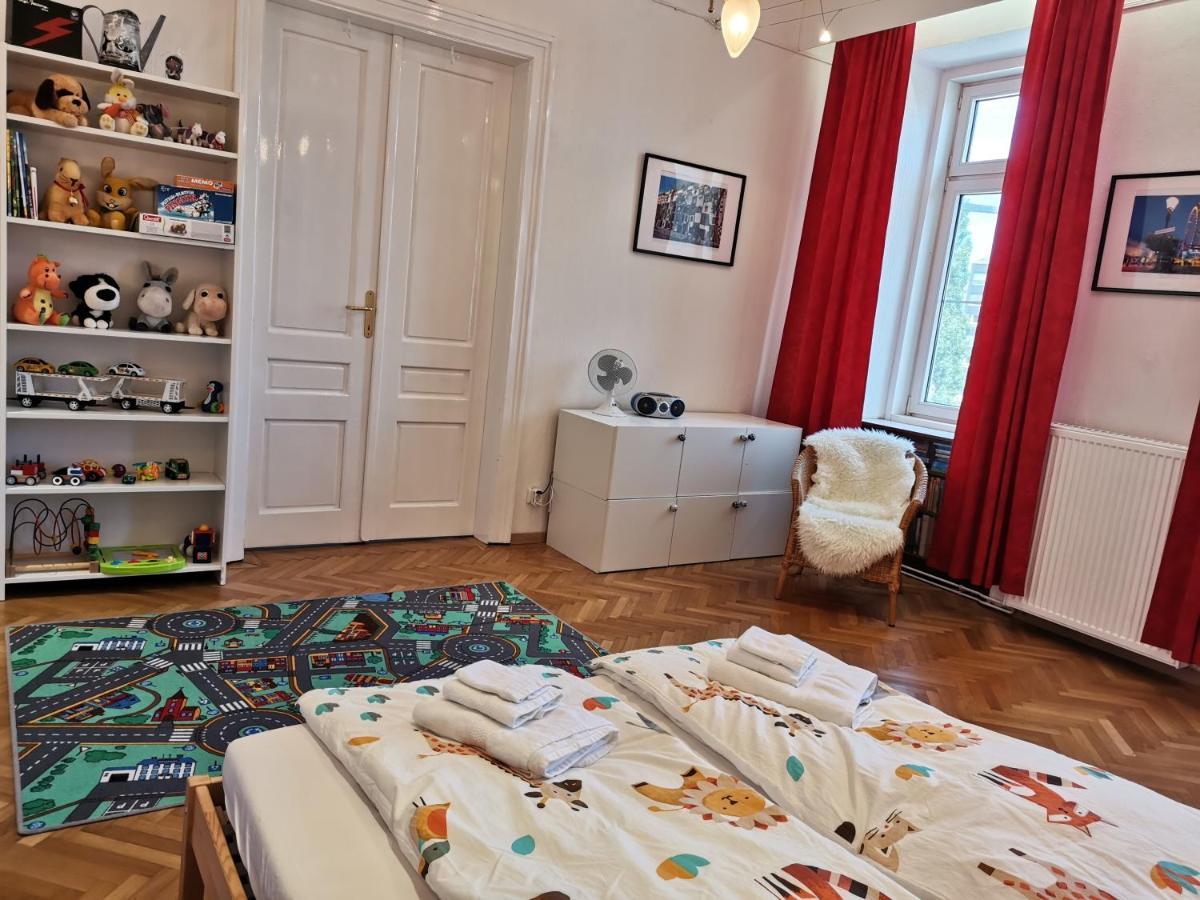 Family With Two Bathrooms Near To Center Apartment *