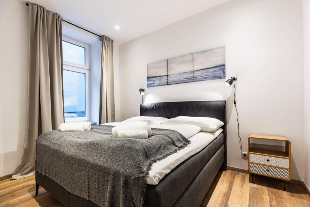 Modern Next To Subway Station Apartment *