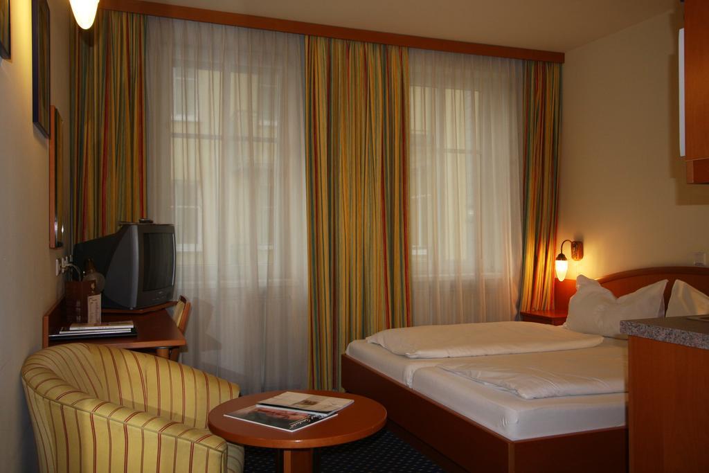 900 M Zur Oper Hotel Vienna
