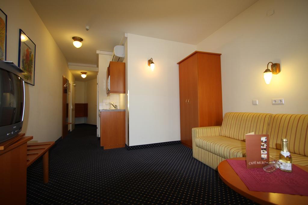900 M Zur Oper