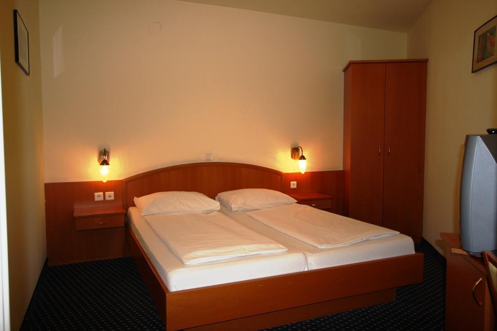 900 M Zur Oper Hotel 4*