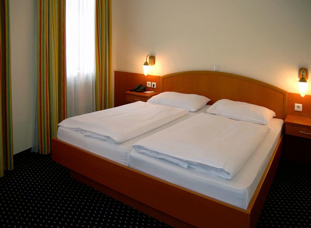 Hotel 900 M Zur Oper 4*