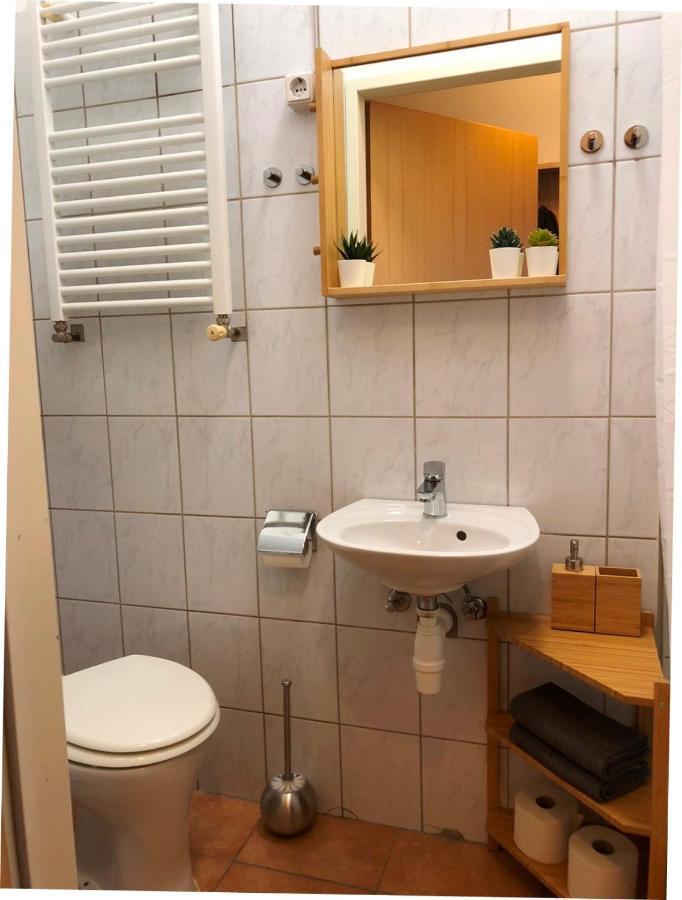 New, Bright Near The Metro! *