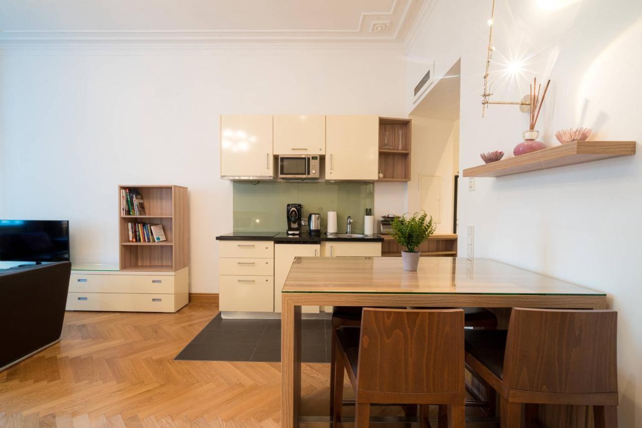 Residence, Hall - Parliament * Vienna