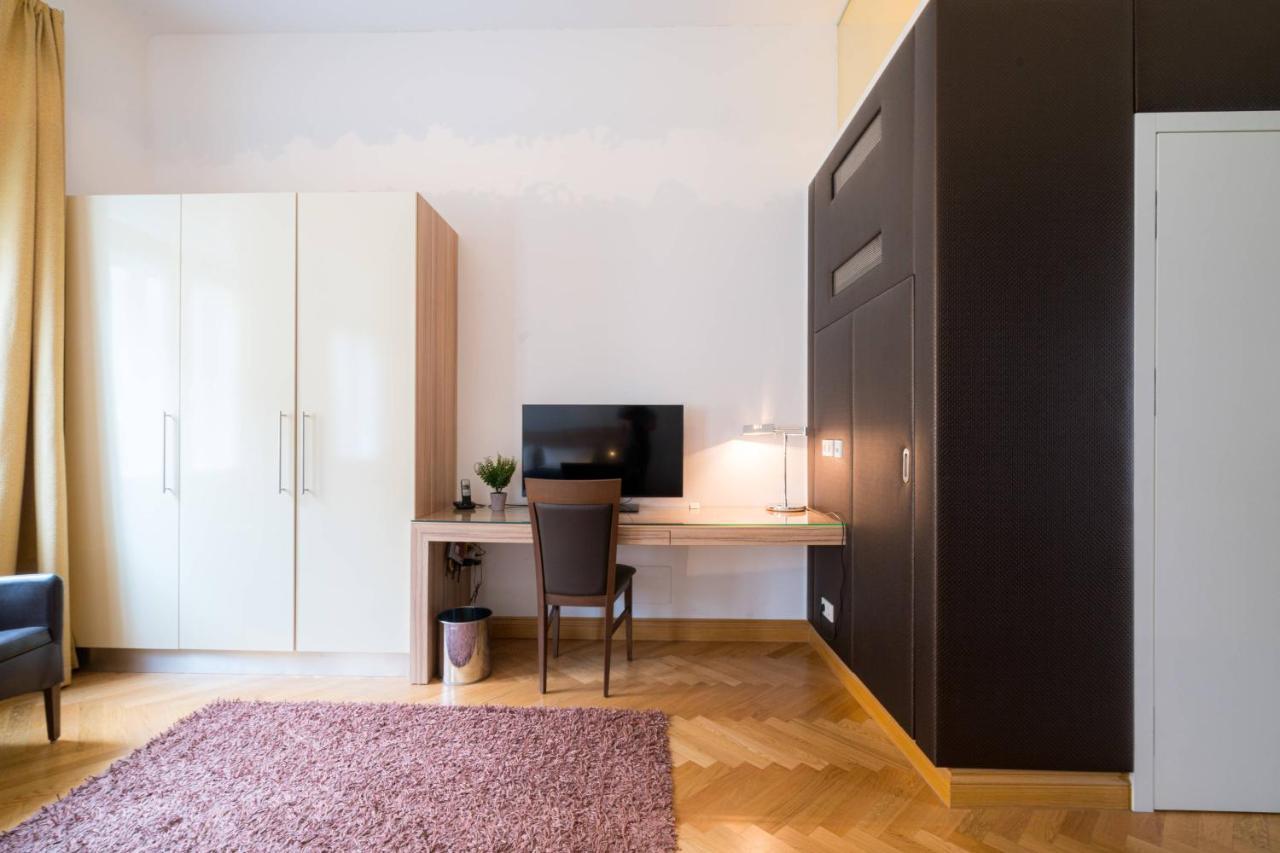 Aparthotel Residence, Hall - Parliament