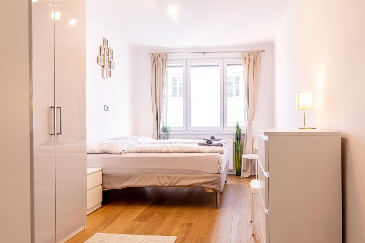 Bright + Near Belvedere By Jr *