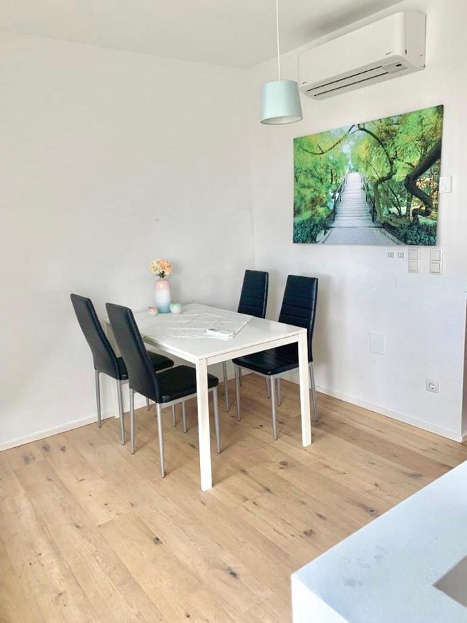 Amazing Location In Near Rathaus Wien