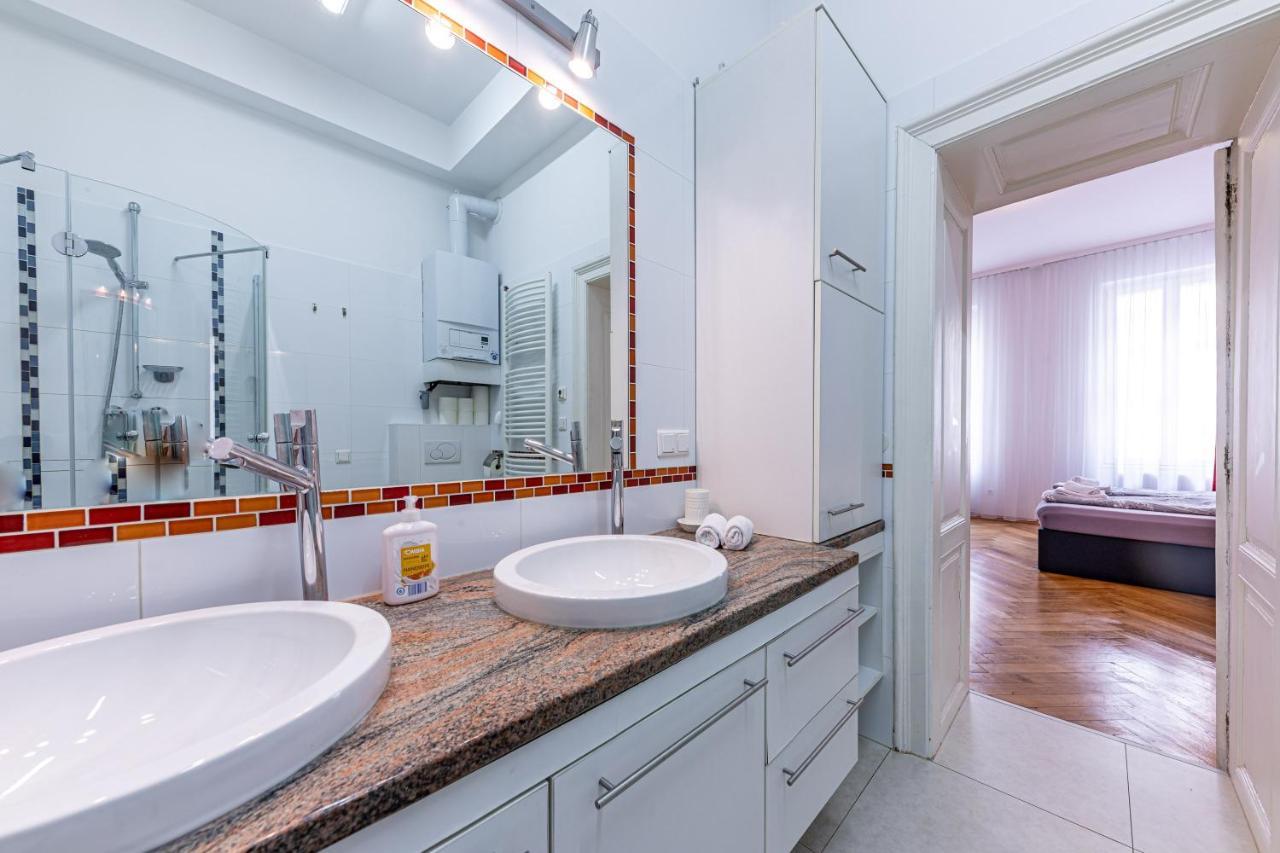 Historic & Luxurious By Jr Apartment *
