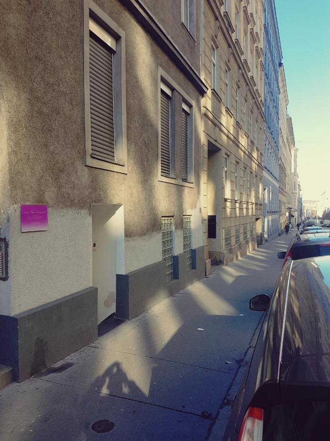 Simple Apt - 8 Bed Is Having No Kitchen Apartment Wien