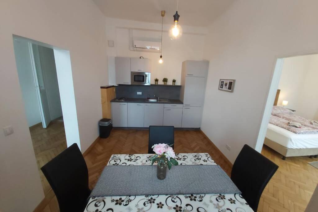 Lovely New 2 Bedroom Near Hannovamarkt Apartment
