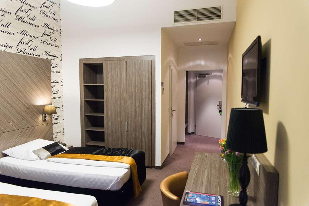 Elaya West Viena