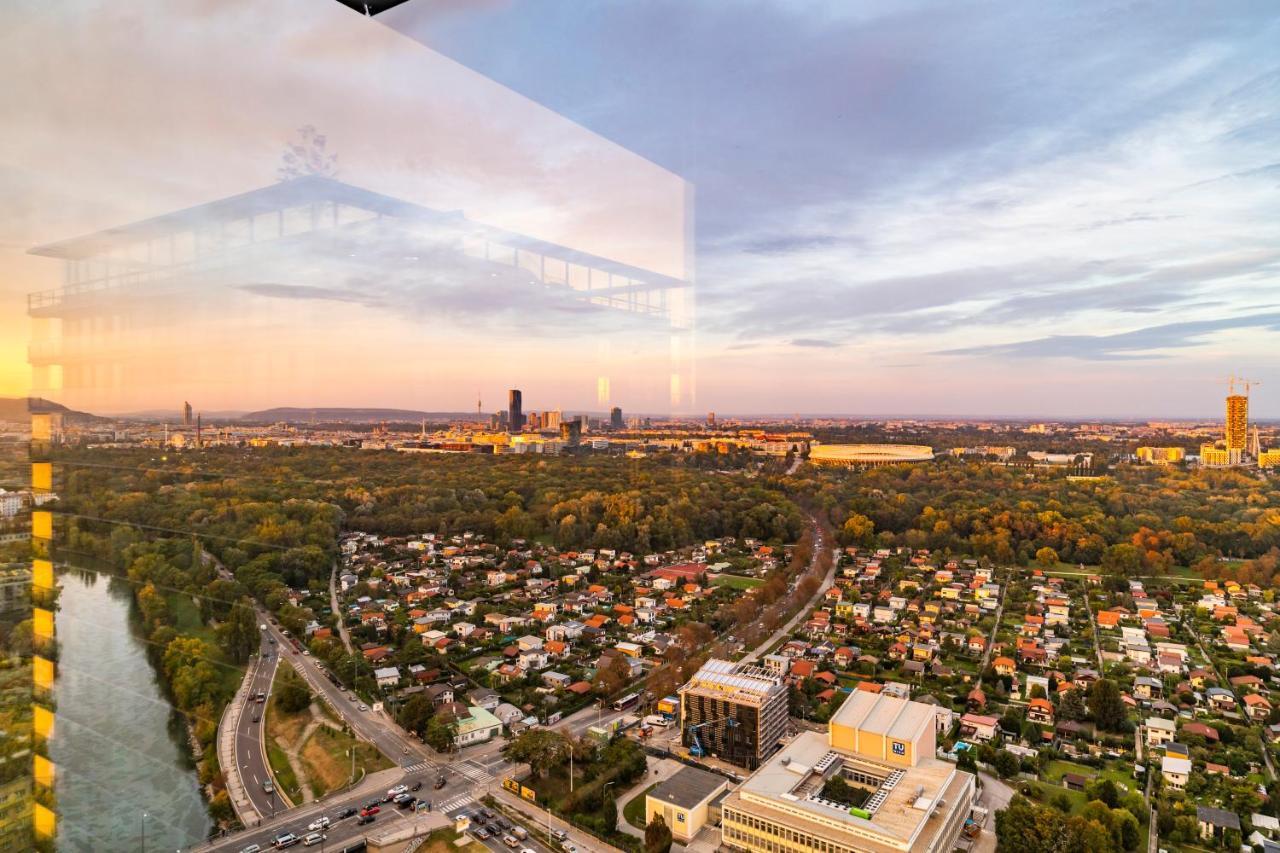 Triiiple Tower Dream With Rooftop-summer-pool Apartment