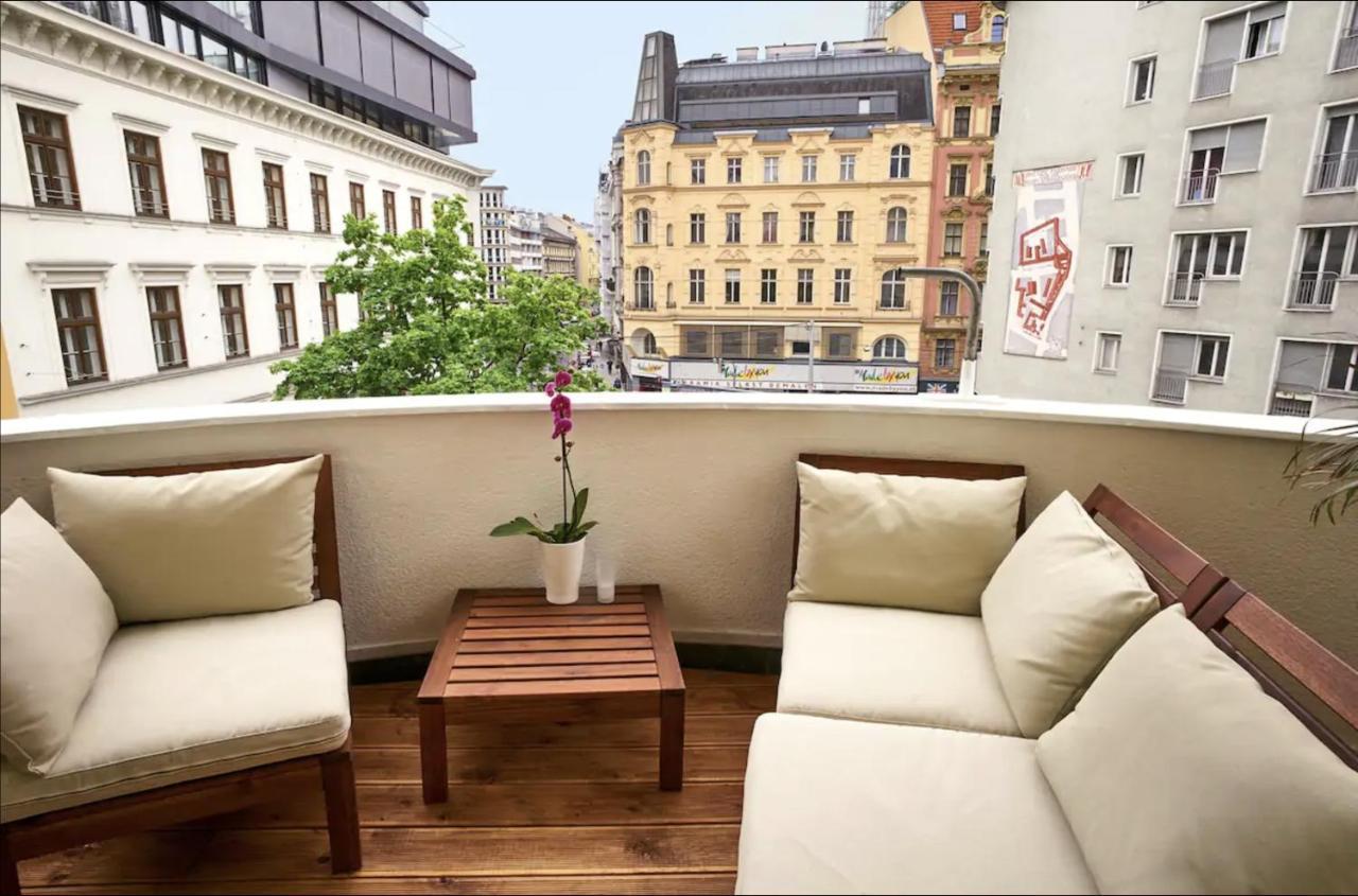 Balcony Oasis Operastreet Apartment