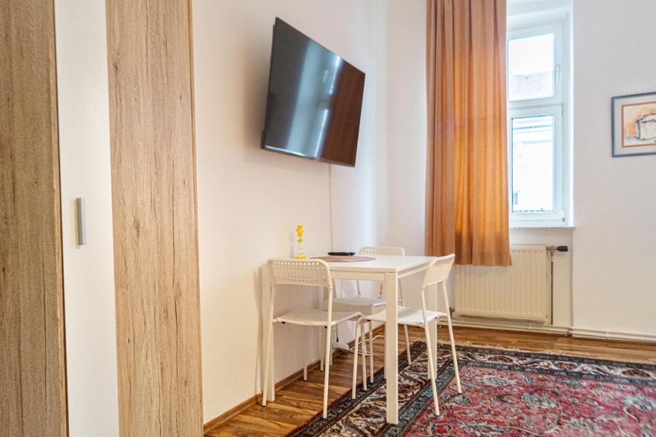 Comfy 2br- Near Wiener Stadthalle Apartment