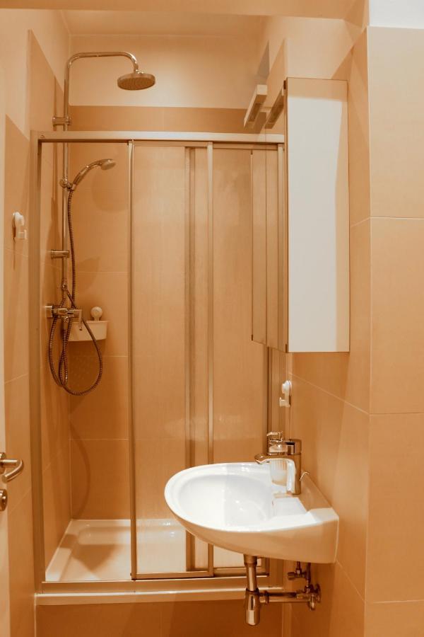 Sunny 10 Min Away From Stephansplatz! Apartment *