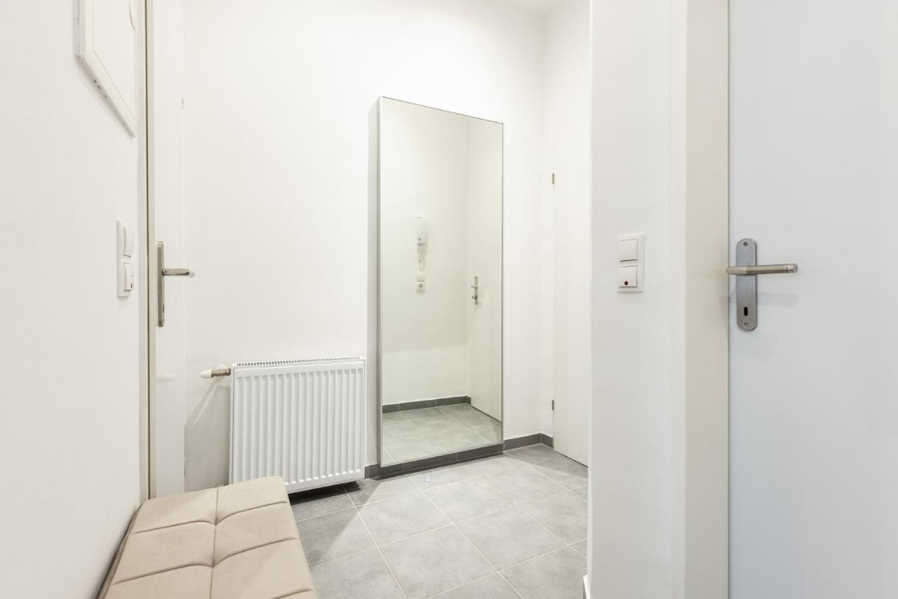 Modern Next To Subway Station Apartment *