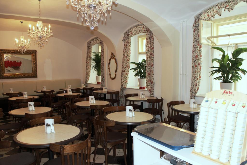 Hotel Graf Stadion 3*