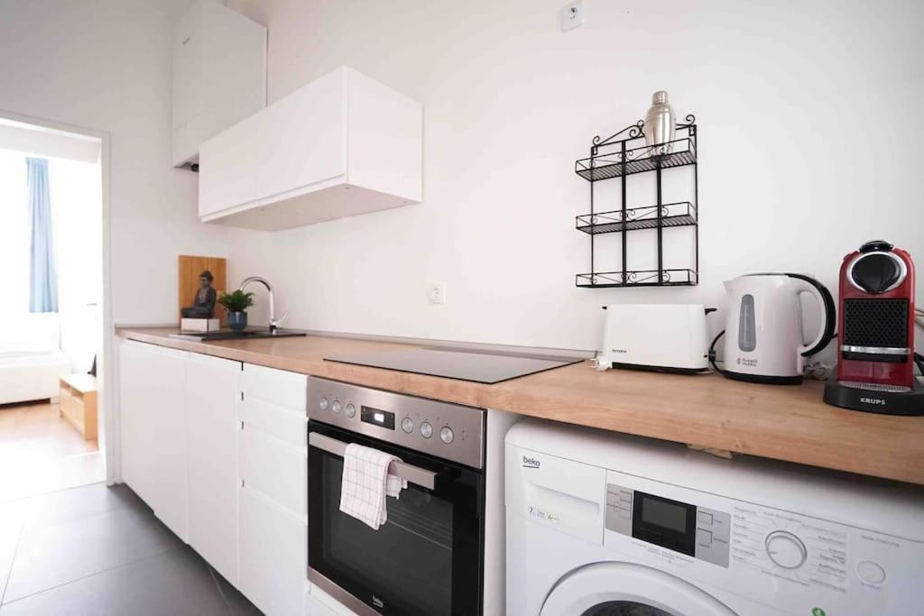 Modern Living In Center - Fully Equipped Apartment *