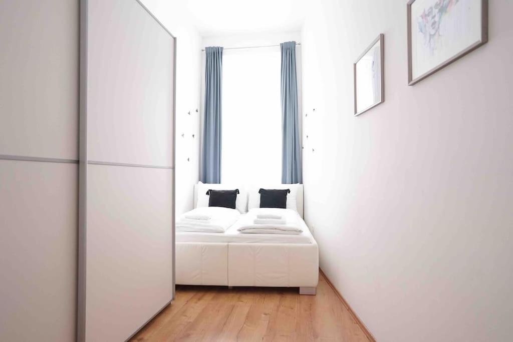 Modern Living In Center - Fully Equipped *