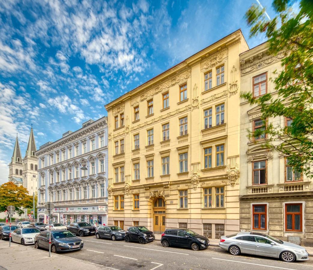 Apartment City With Netflix, Central And Near Metro, 8 *