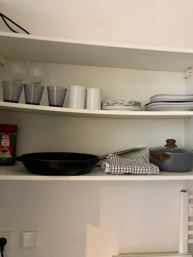 Simple Apt - 8 Bed Is Having No Kitchen Wien