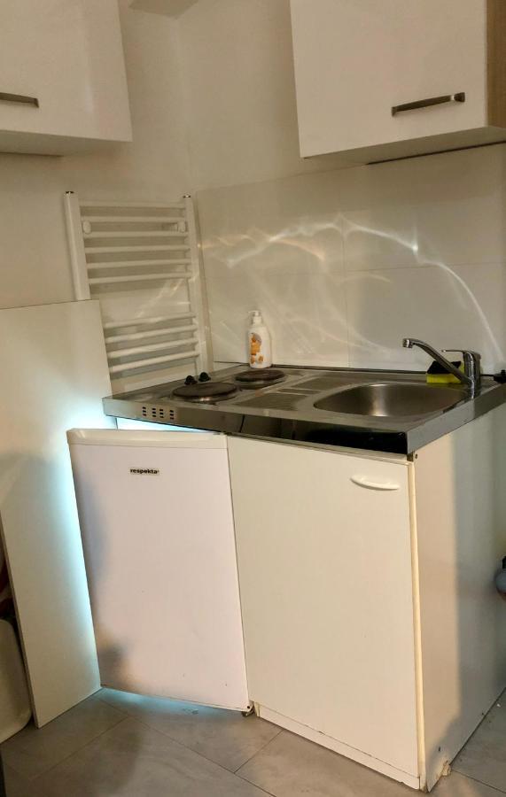 Apartment Simple Apt - 8 Bed Is Having No Kitchen *