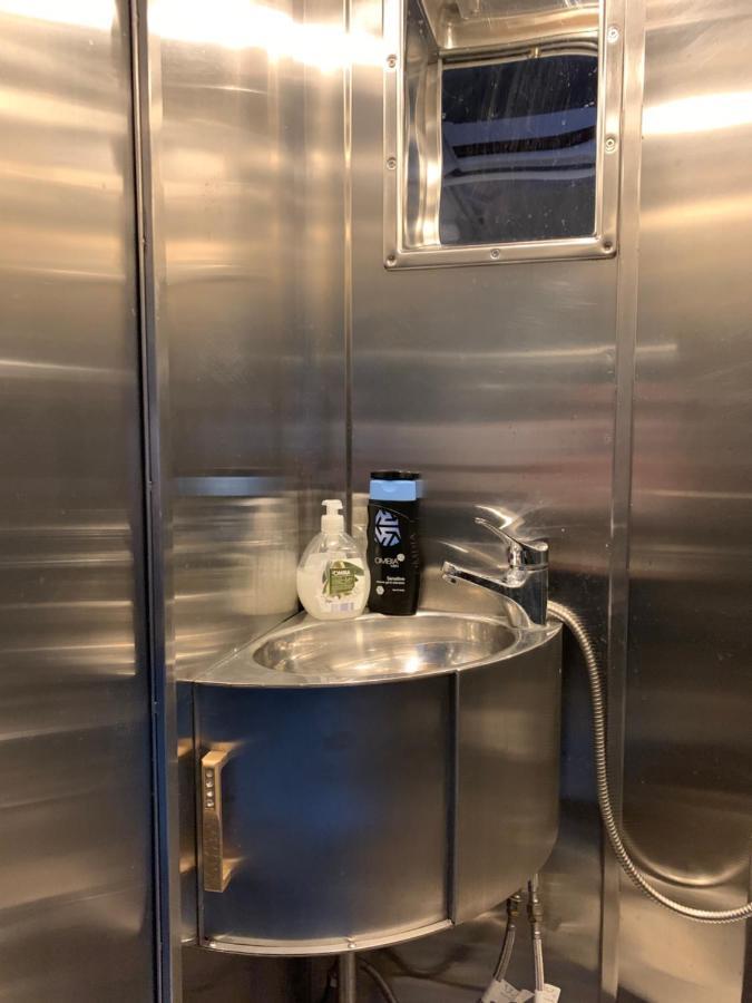 Simple Apt - 8 Bed Is Having No Kitchen Apartment Wien