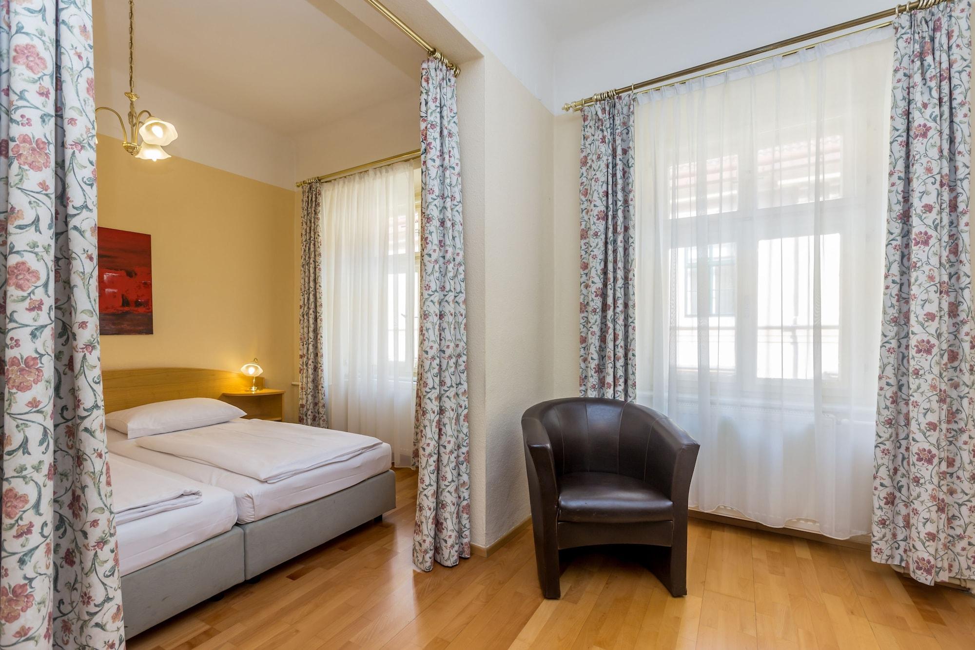 Hotel Graf Stadion 3*