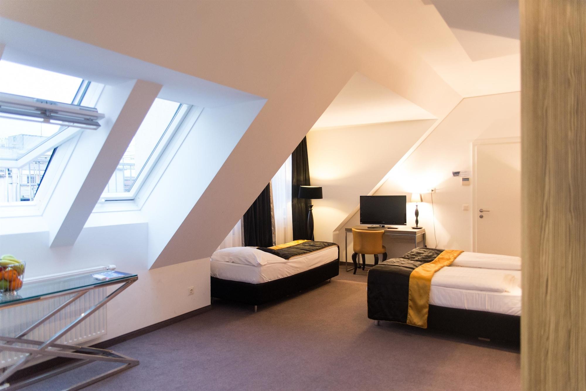 Elaya West Hotel