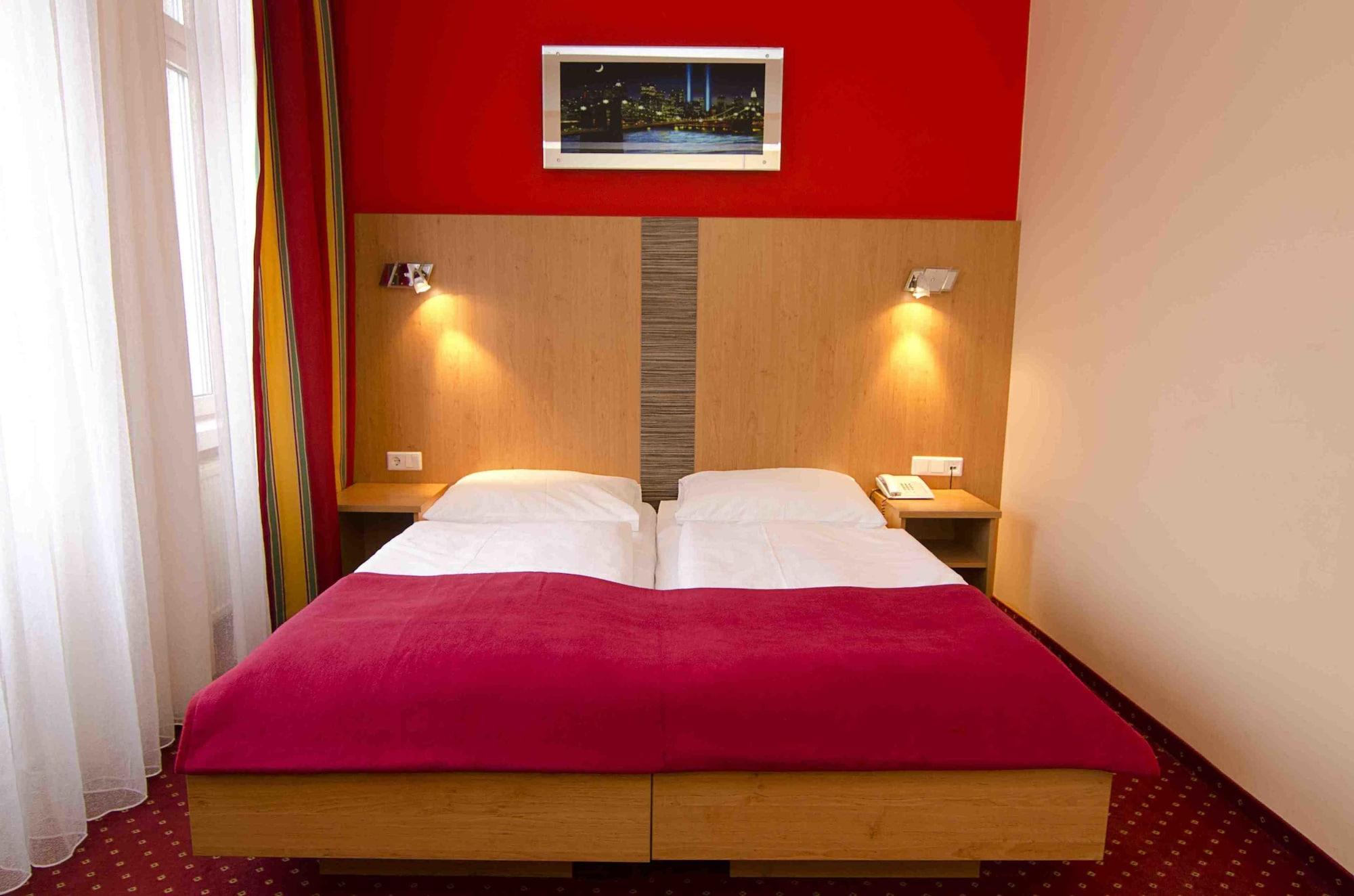 Cryston Hotel